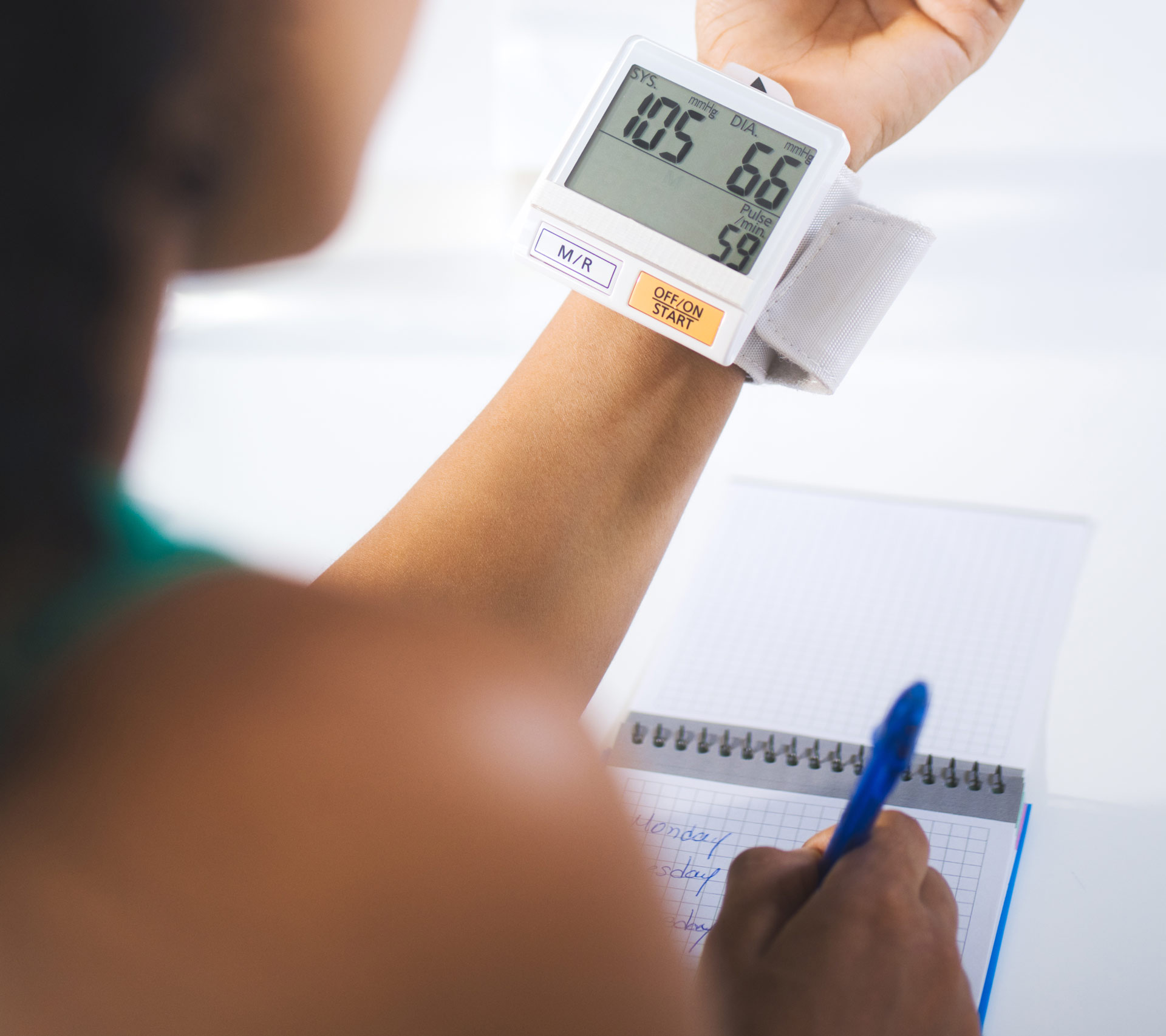 Blutdruckmessen-Beitragsbild-1 Das Messen des Blutdrucks ist eine schmerzlose und einfache Methode, um das Herzkreislaufsystem zu überwachen.